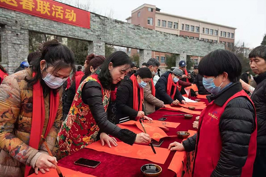 大紅“?！弊诌M萬家